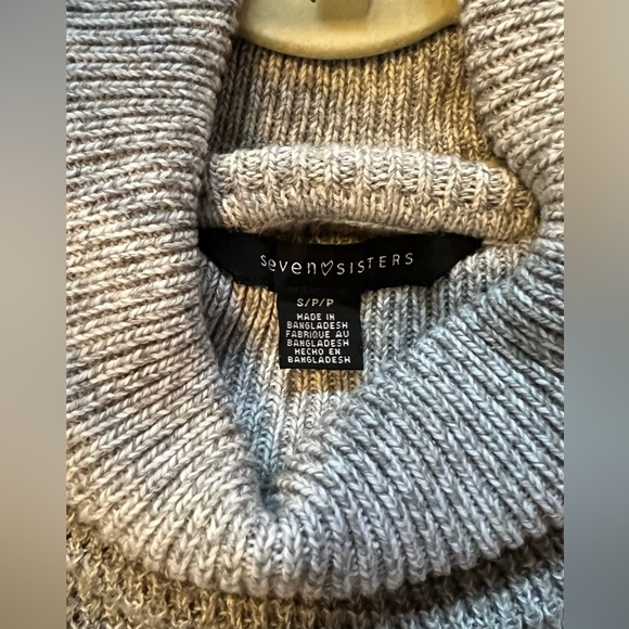 Seven💗Sisters turtleneck sweater. - Picture 2 of 3